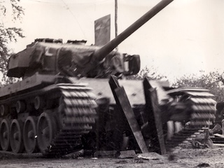 De Centurion ramt vier balken tijdens de proef met een palenhindernis bij Fort bij Rijnauwen.