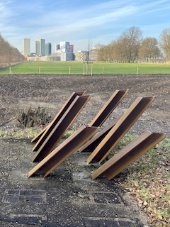 De restanten van de palenhindernis bij Fort bij Rijnauwen.