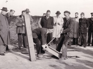 Het plaatsen van de schoorpaalhindernis bij Amersfoort.