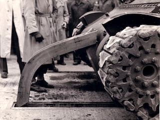 De Sherman is op een schoorpaal gestoten en heeft deze vervormt.