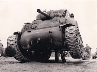 De Sherman is op een schoorpaal vast komen te zitten.