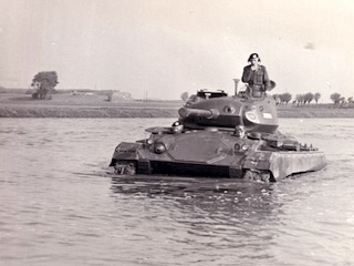 Nederlandse Chaffee in de proefinundatie bij Spaarndam.