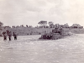 Comet rijdt met volle snelheid over de sloot in de proefinundatie bij Spaarndam.