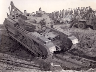 Een Churchill bergingstank tijdens een demonstratie bij Amersfoort.