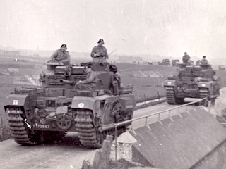 Britse tanks komen, via de Slaperdijkweg langs de stenen beer, aan bij de proefinundatie bij Spaarndam.