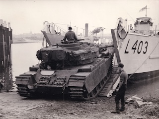 Een Centurion ontscheept bij Vreeswijk.