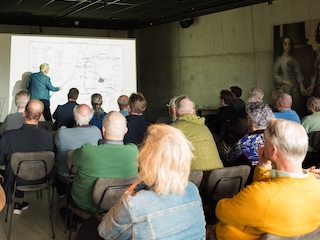Wim Klinkert geeft college aan de aanwezigen.