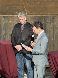 Gedeputeerde Jelle Beemsterboer spreekt vrijwilliger René Ros toe.