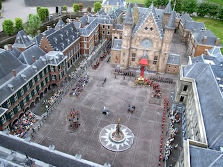 Luchtfoto van het Binnenhof in Den haag tijdens Prinsjesdag, in Madurodam.