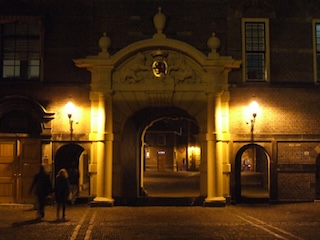 De oostpoort van het Binnenhof in Den Haag gedurende de nacht.