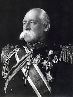 Portretfoto van Kamerlid Kool.