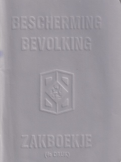 Voorzijde van zakboekje Bescherming Bevolking van A. Dekker.