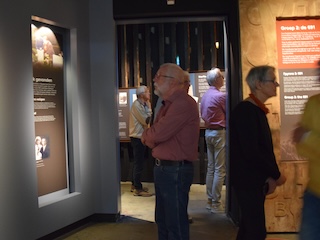 Bezoekers tijdens de opening van het Sovjet Ereveld Experience in 2025.