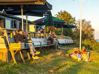 Bezoekers op het terras van Fort aan het Pampus.