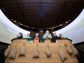 Bezoekers in de ballonmand op Fort aan het Pampus.