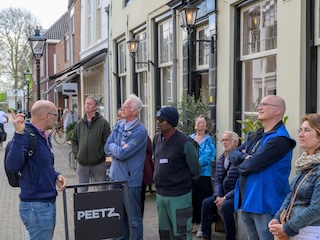 Deelnemers vrijwilligersbijeenkomst tijdens wandeling in Naarden. (Martin van Lokven)