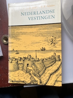 Het boek Nederlandse Vestingen uit 1967.