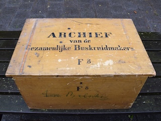 De archiefkist van de Gezamenlijke Buskruidmakers.