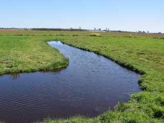 De noordelijke sloot om de kruitstoof, die rechts stond.
