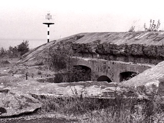 Het kustlicht van het Fort aan het Pampus rond 1985, met de pantserkazemat in de voorgrond.