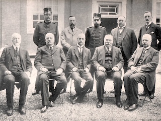 Groepsfoto van de Verplegingscommissie in 1916.