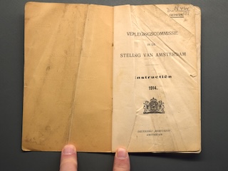 Titelblad van 'Instructiën Verplegingscommissie in de Stelling van Amsterdam' uit 1914.