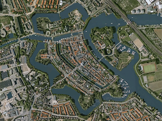 Gemanipuleerde luchtfoto met alle acht bastions van Weesp.