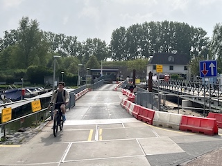 Drijvende noodbrug in Weesp.
