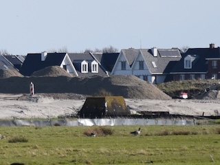 De zuidelijke sokkel van de paraboolantenne ligt er wat verloren bij.