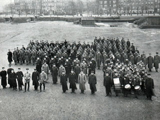 Een groepsfoto van depot 2e Regiment Vestingartillerie in een Herinneringsalbum.