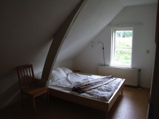Slaapkamer op de zolder van de woning op Kustbatterij bij Diemerdam.