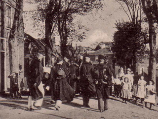Terugkeerende militairen tijdens de Fort-Manoevres te Spaarndam