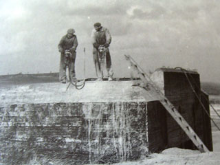 De sloop van een Duitse bunker.