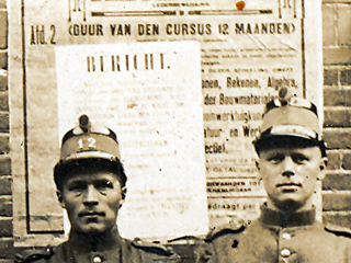 Soldaten bij een aanplakbiljet met informatie over de cursussen van de Volksuniversiteit Amsterdam.
