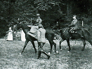 H.M., afscheid nemend van kapitein J. v. Kaathoven, den Commandant van het Instructie-bataljon.