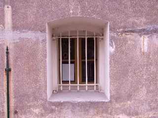 Tralies voor de ramen van Fort bij Veldhuis.