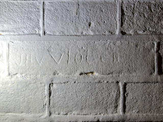 Naam J.H. van Vloten in de muur van Fort bij Abcoude.